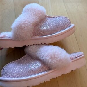 UGG Blush Hear fuzzy fur Fluffy Slippers for toddlers size 10 pink